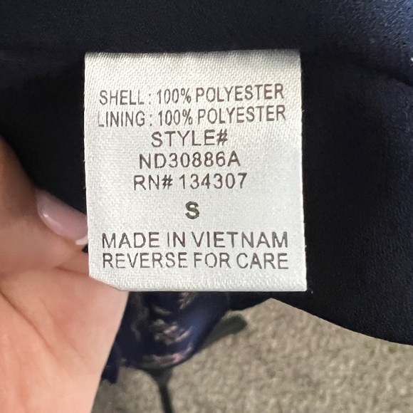 Lumiere Chiffon Floral Open Back High Neck Flutter Sleeve Dress Size Small

#4 - Picture 4 of 9